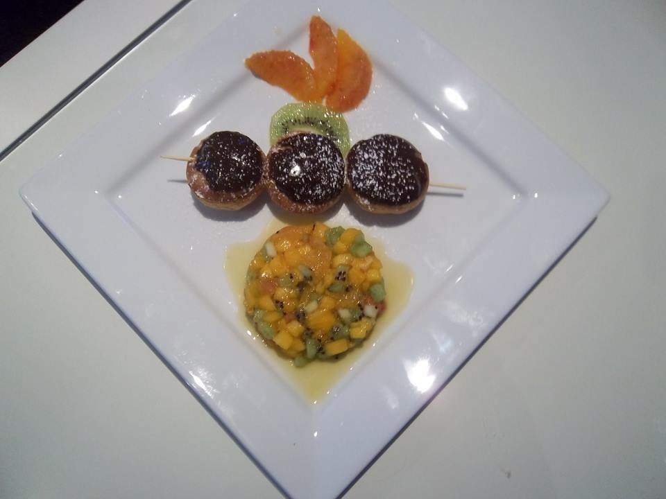 Brochette de petits choux farcis à la crème pâtissière salade de fruits frais, La cuisine de Laude