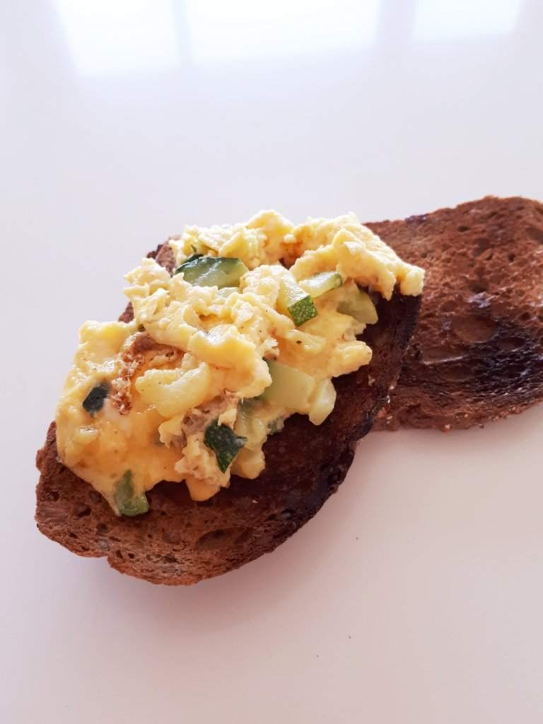 omelette aux courgettes sur toast, La cuisine de Laude omelette aux courgettes sur toast, La cuisine de Laude