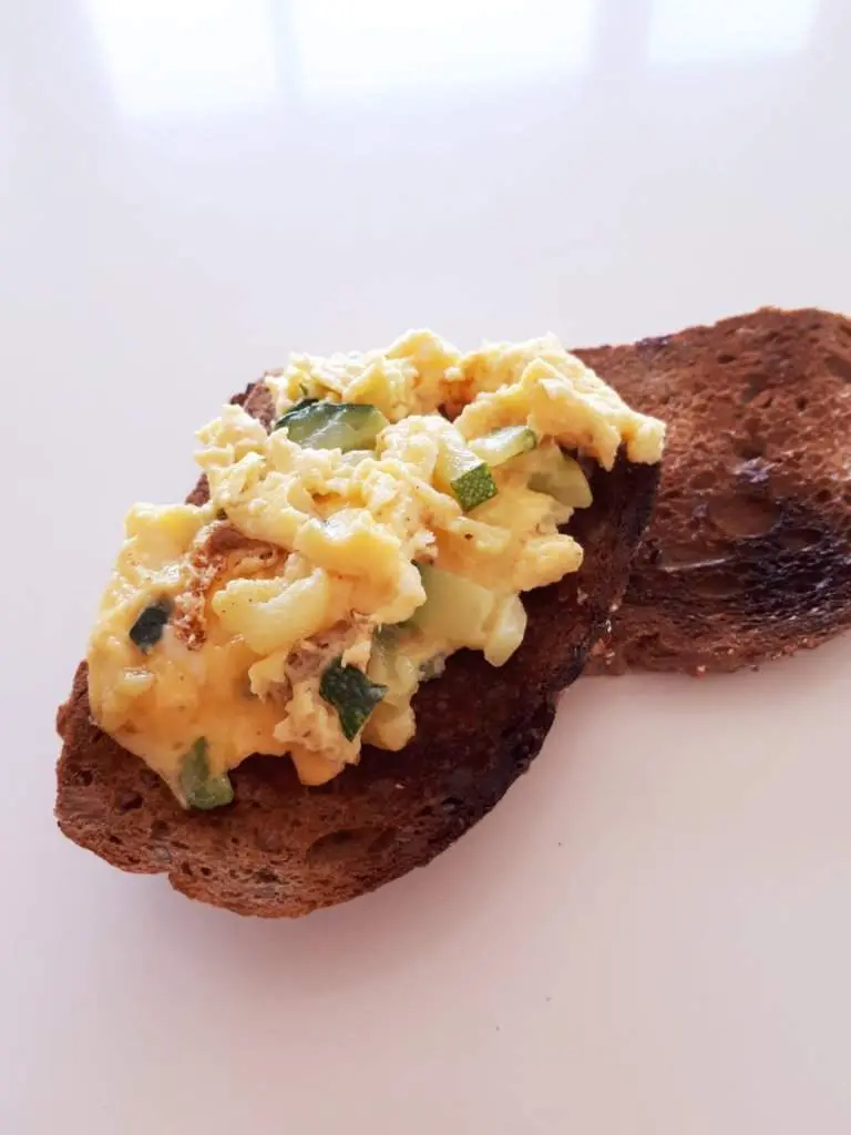 omelette aux courgettes sur toast, La cuisine de Laude